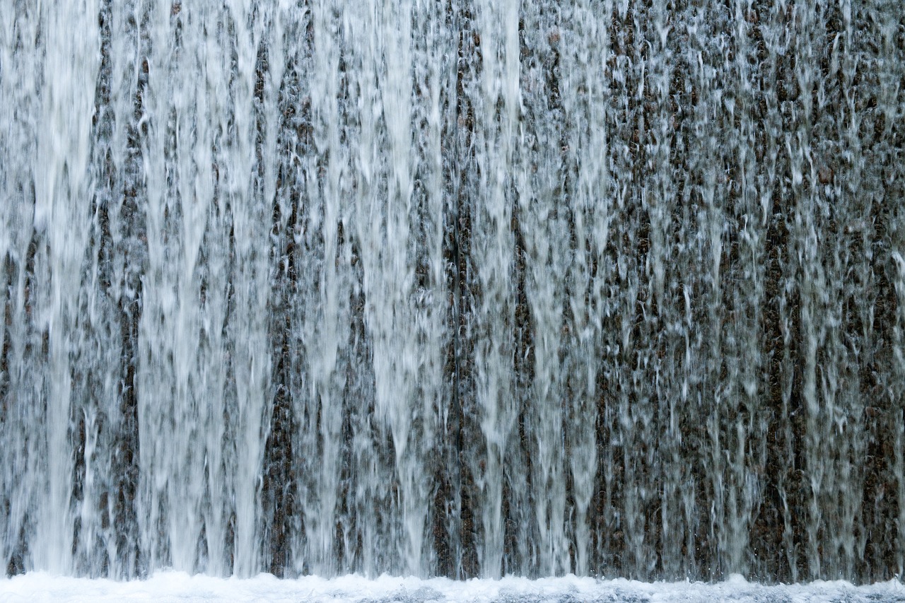 Вода стекает. Текущая вода. Вода течет водопад. Искусственный водопад текстура.