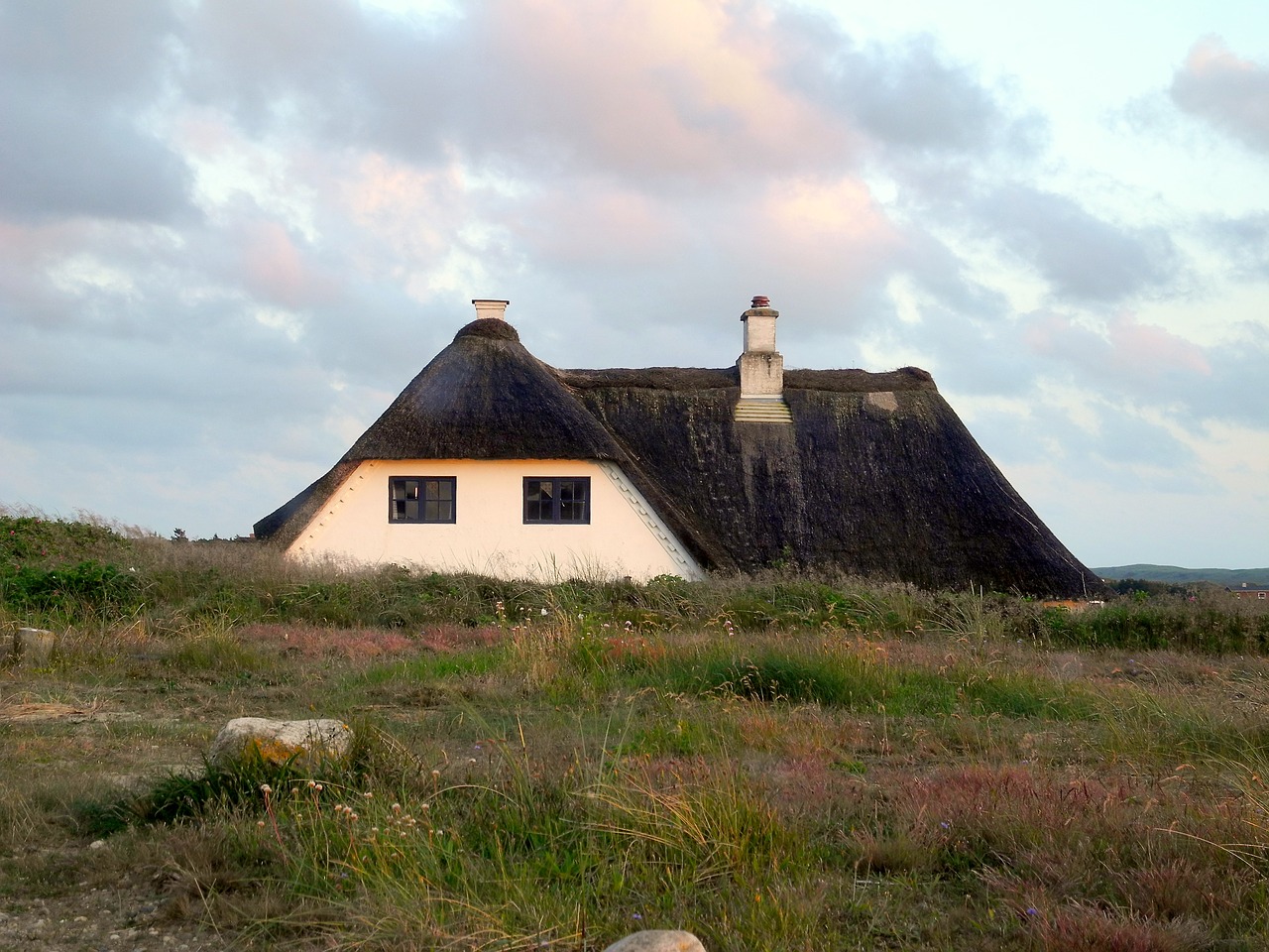 Дом рид. Домик в Дании с соломенной крышей. Дома с соломенной крышей Куршская коса. Фасад здания с двускатной соломенной крышей. Сельские соломенные крыши в Исландии.