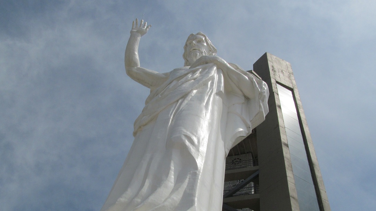 statue the blessed sacrament bucaramanga free photo