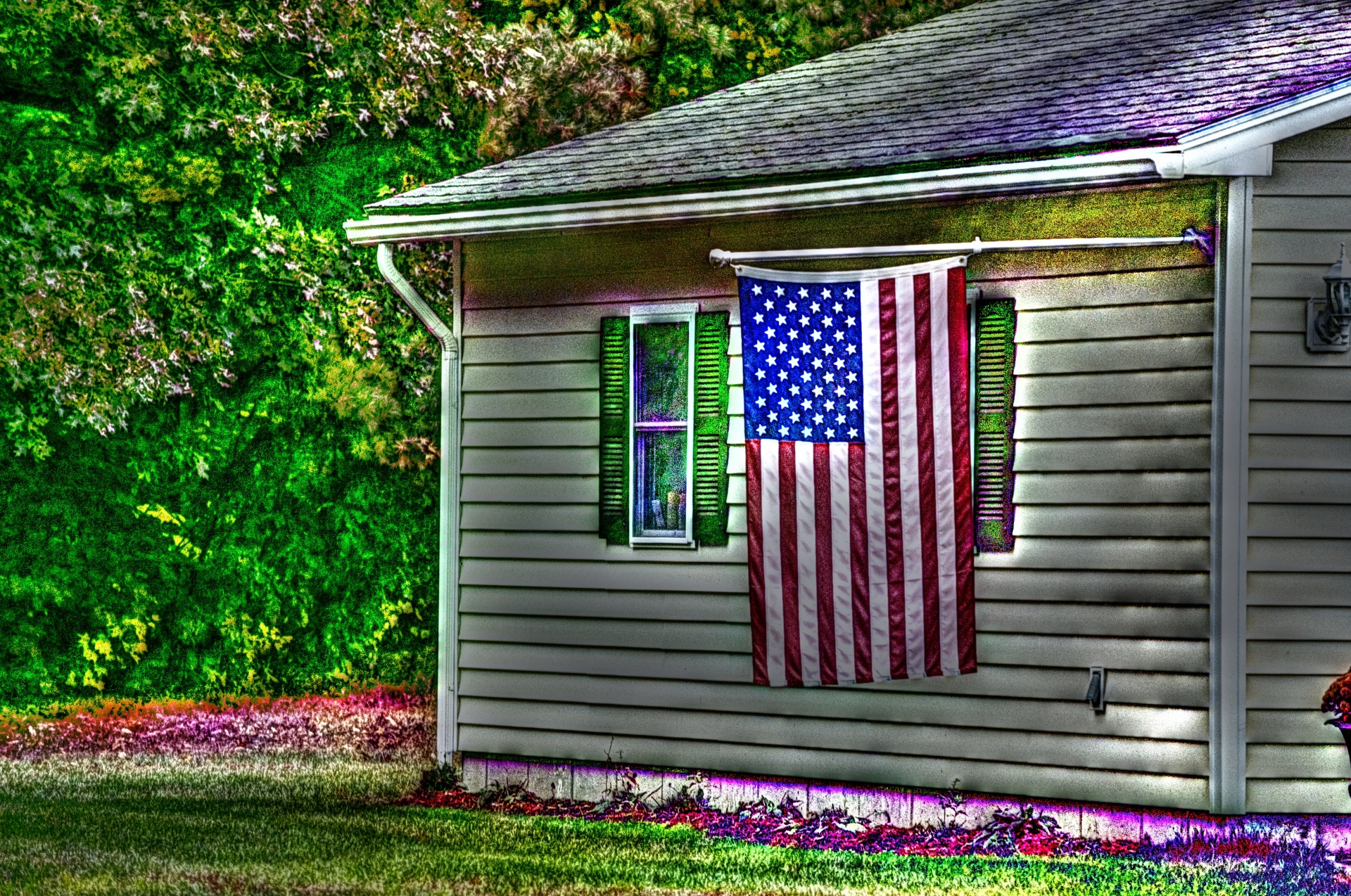 Flag house. American Flag. Американский флаг на лужайке дом. Иностранный флаг на даче. Американский флаг на рассвете.