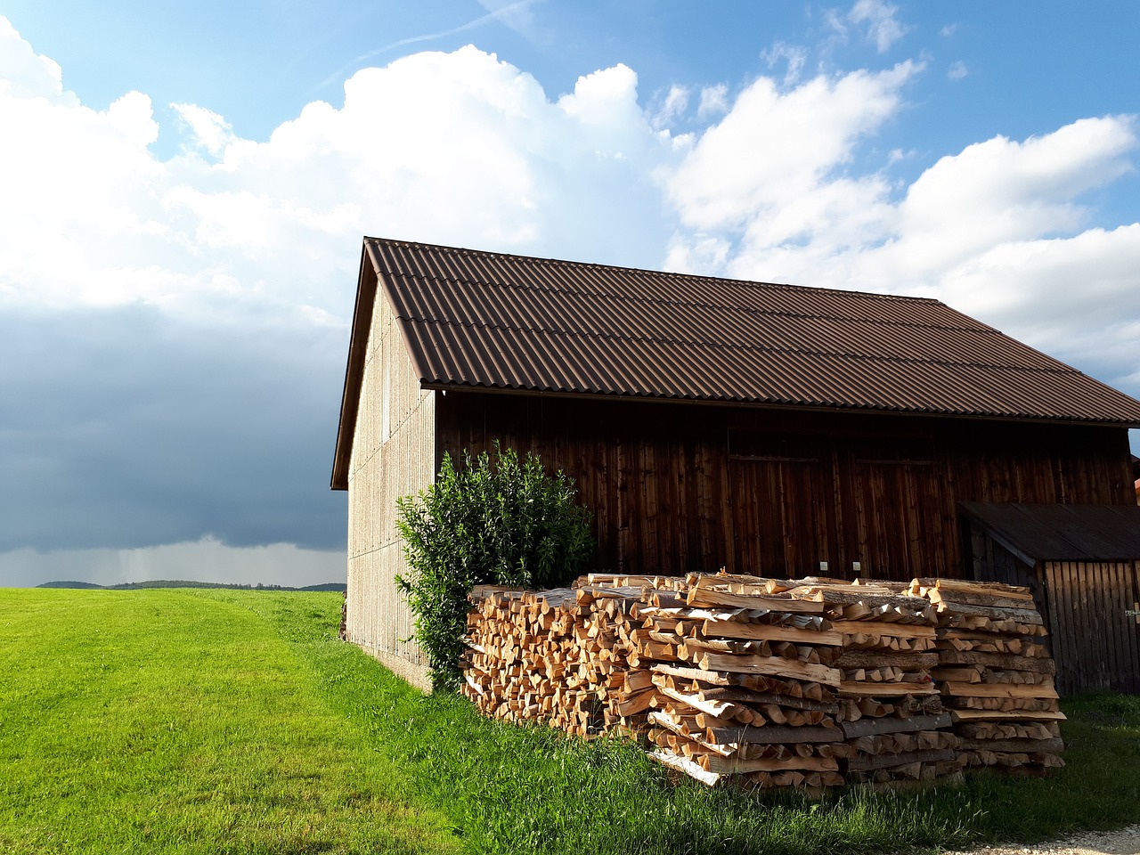 the barn house lawn free photo