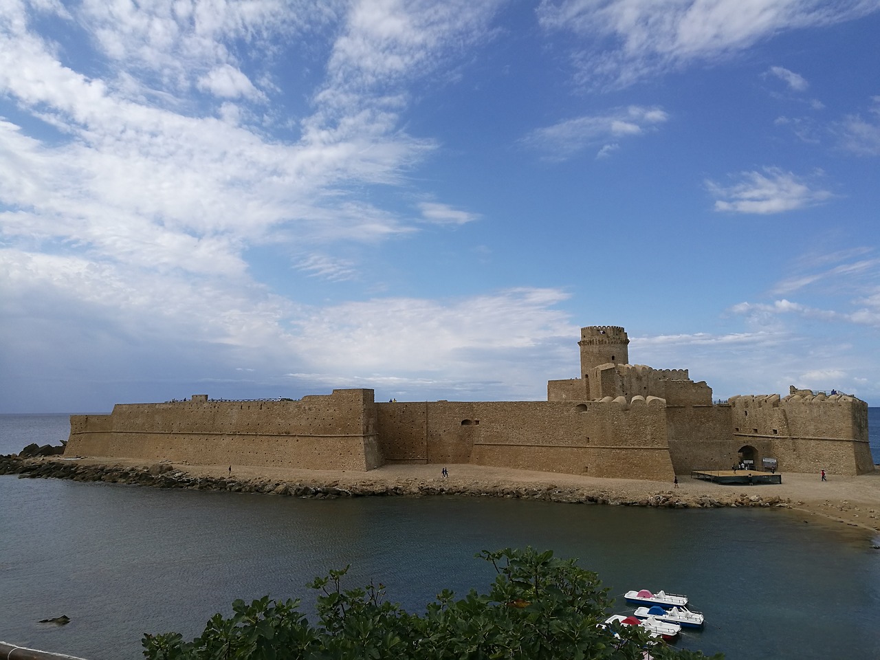 the castles castle in the sea aragonese castle free photo