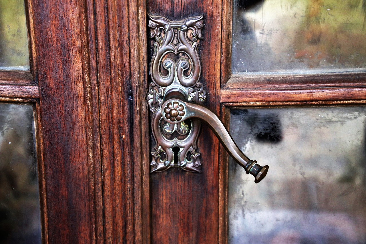 the door door handle rustic free photo