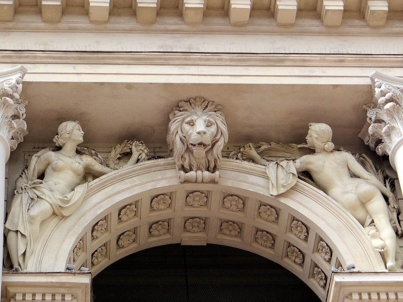 the figures above archiwoltami the lviv opera house architecture free photo