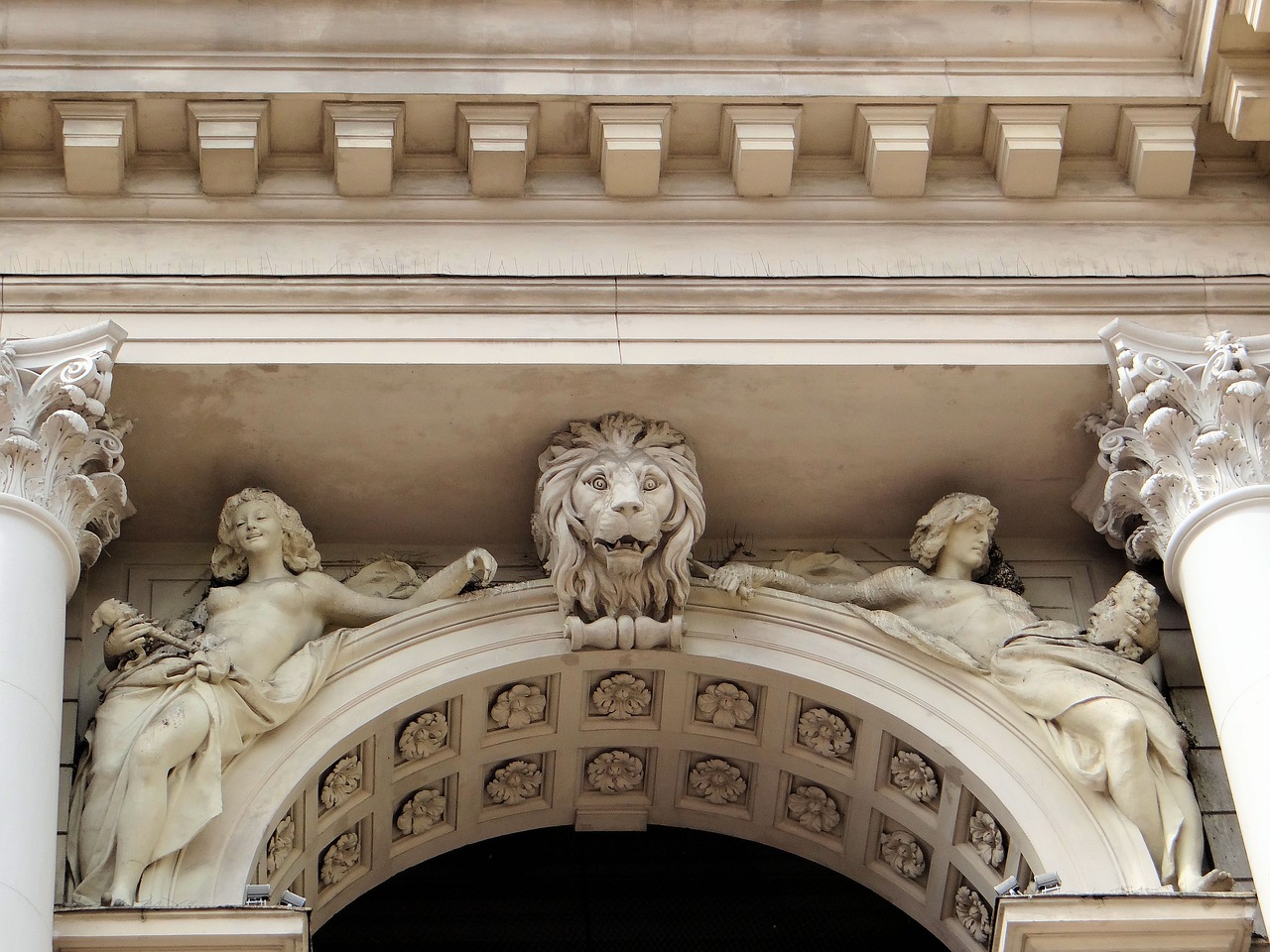 the figures above archiwoltami the lviv opera house architecture free photo