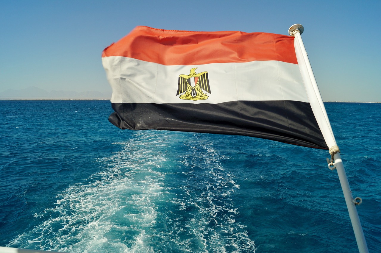 the flag of the egypt sea free photo