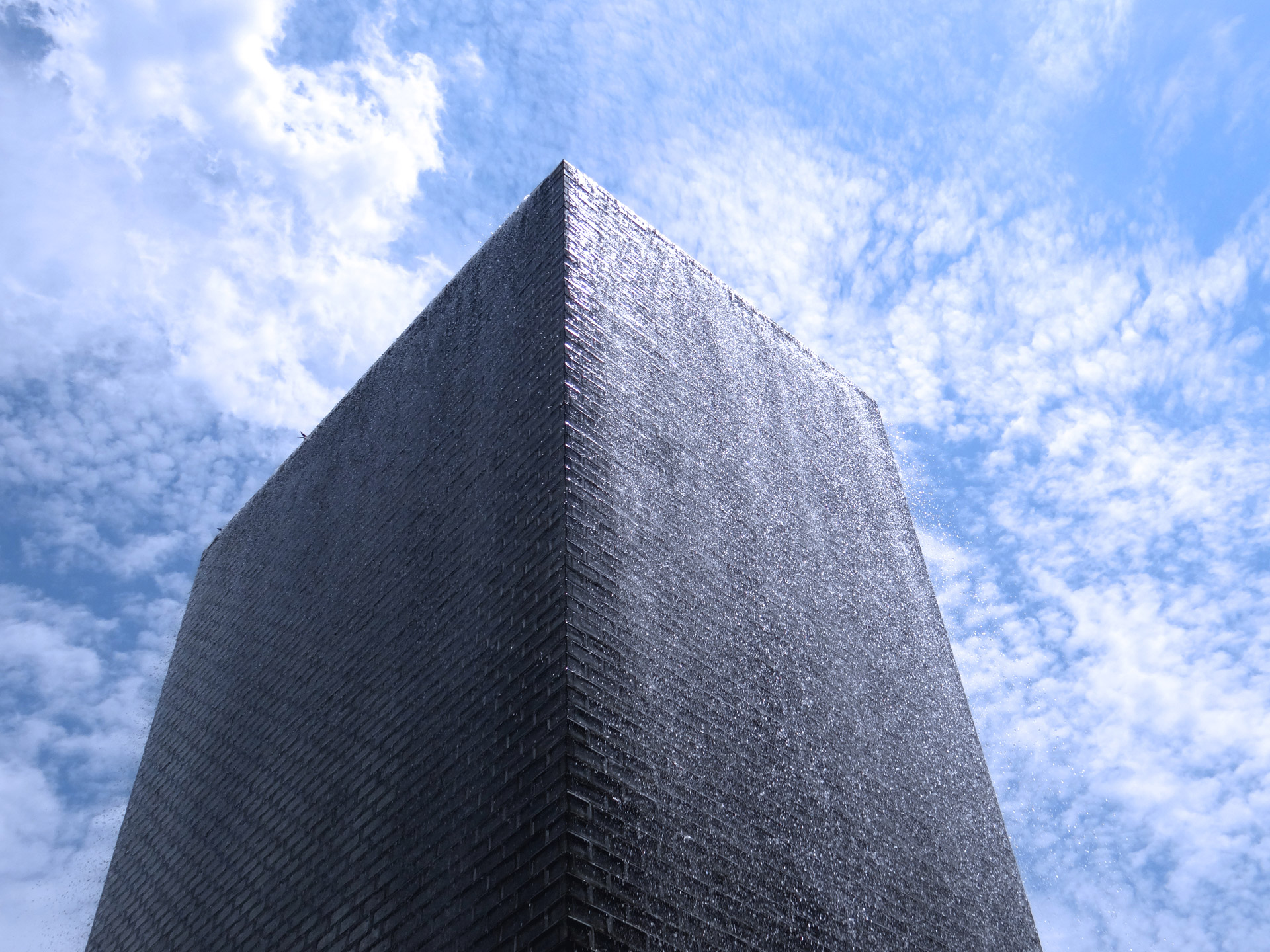 fountain crow downtown chicago free photo