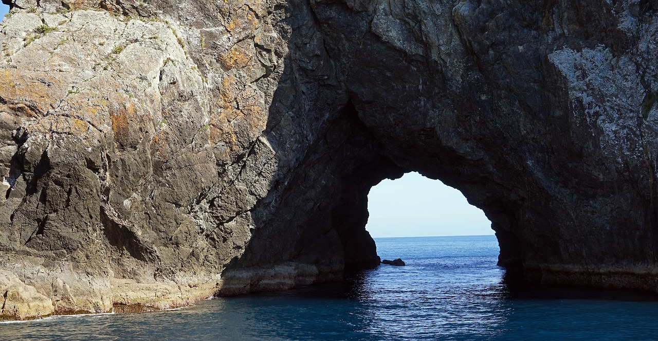 the hole in the rock piercy island new zealand free photo