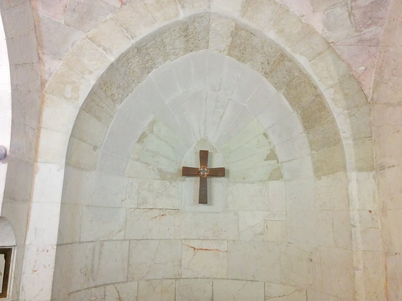 the holy land cross apse free photo