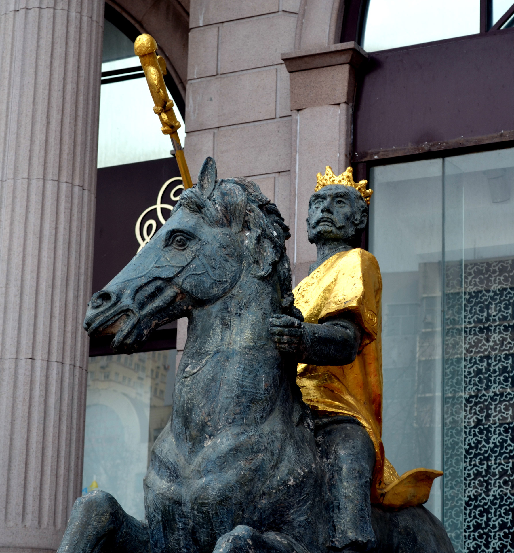 king statue horse free photo