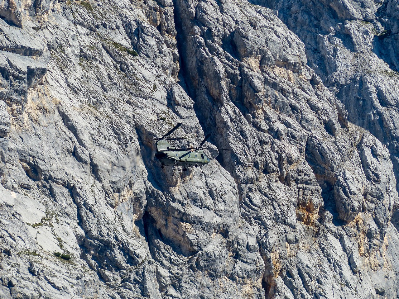 the knorr hut reintal zugspitze free photo