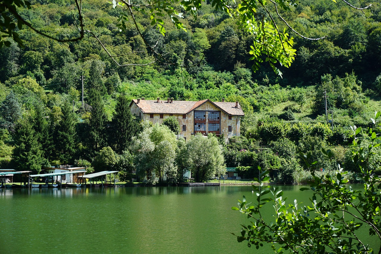 the lake of segrino  chalet segrino  lake lombardia free photo