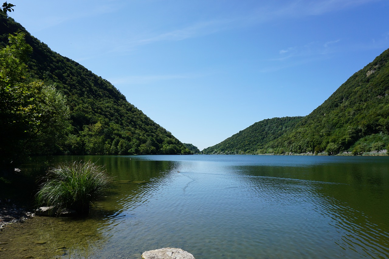 the lake of segrino  segrino  como free photo