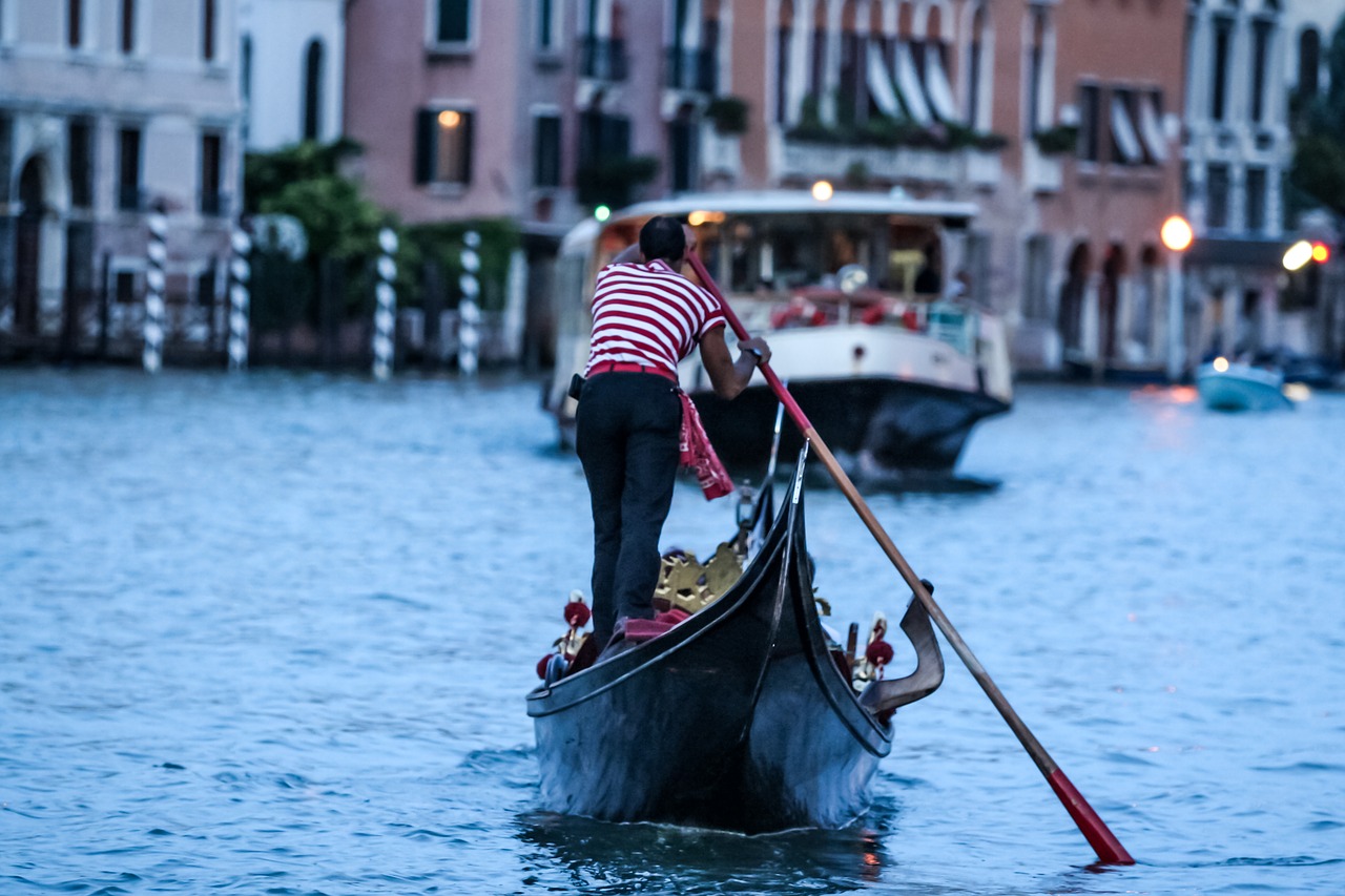 the last man standing  the gondolier  italy free photo