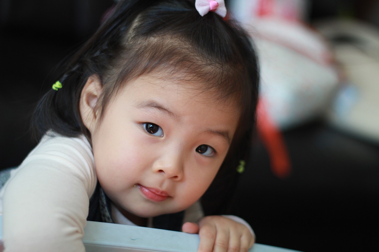 the little girl focus shanghai free photo