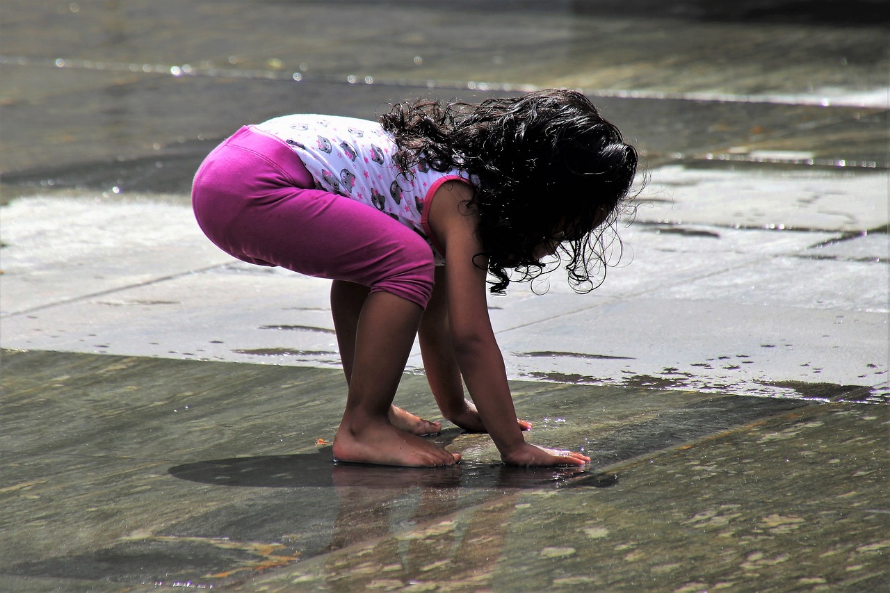 the little girl  child  wet free photo