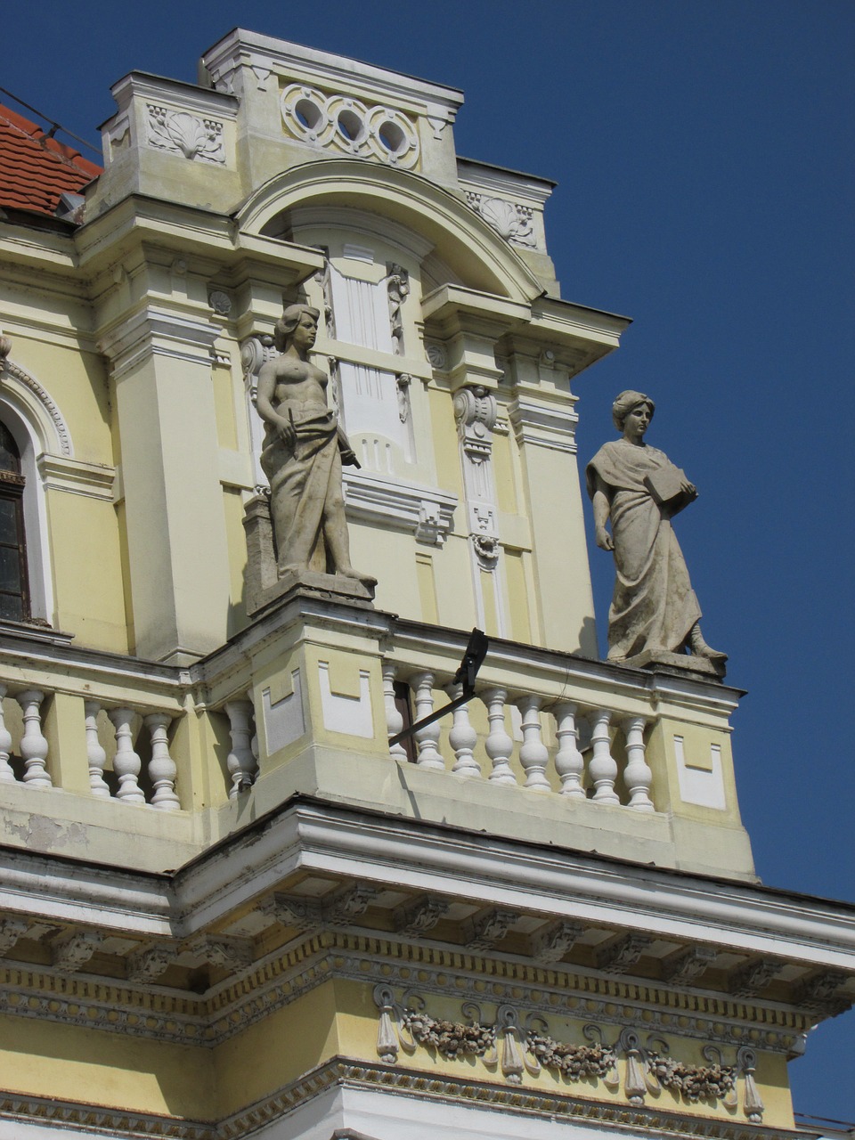 the mayor's office the façade oradea free photo