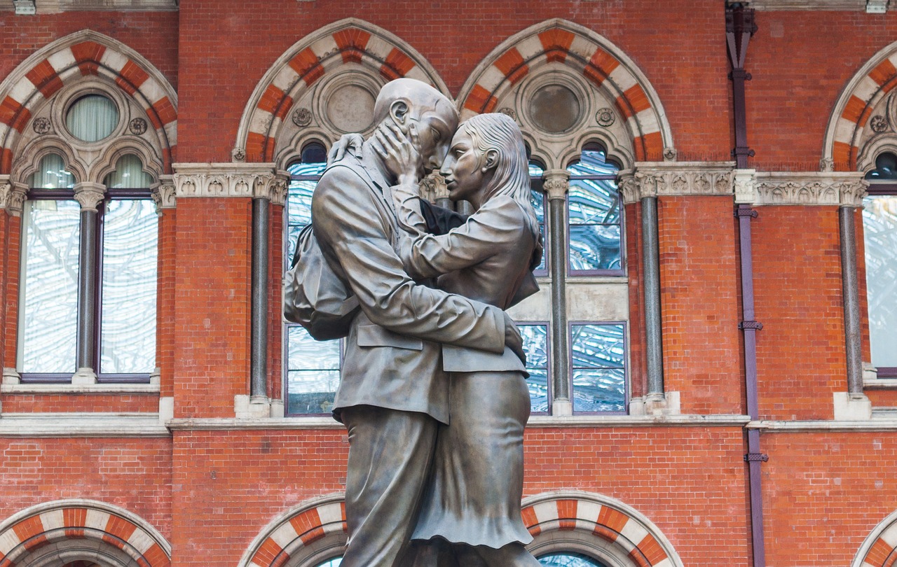 the meeting place st pancras kissing free photo