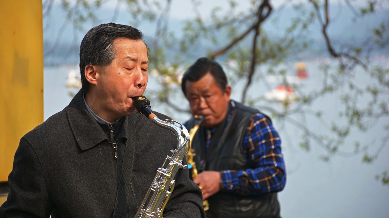 the old man saxophone xuanwu lake free photo