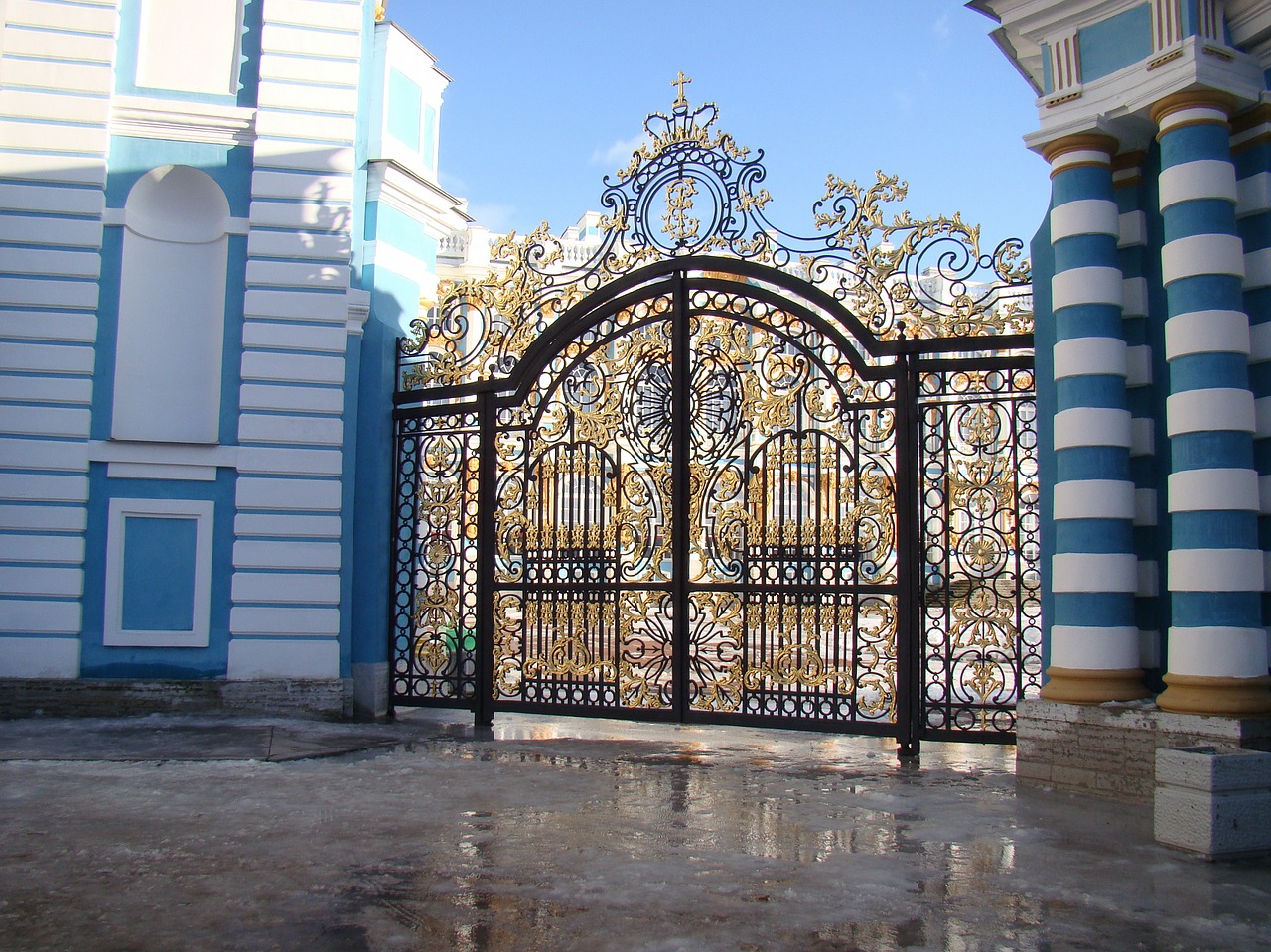 the palace ensemble tsarskoe selo russia gate free photo