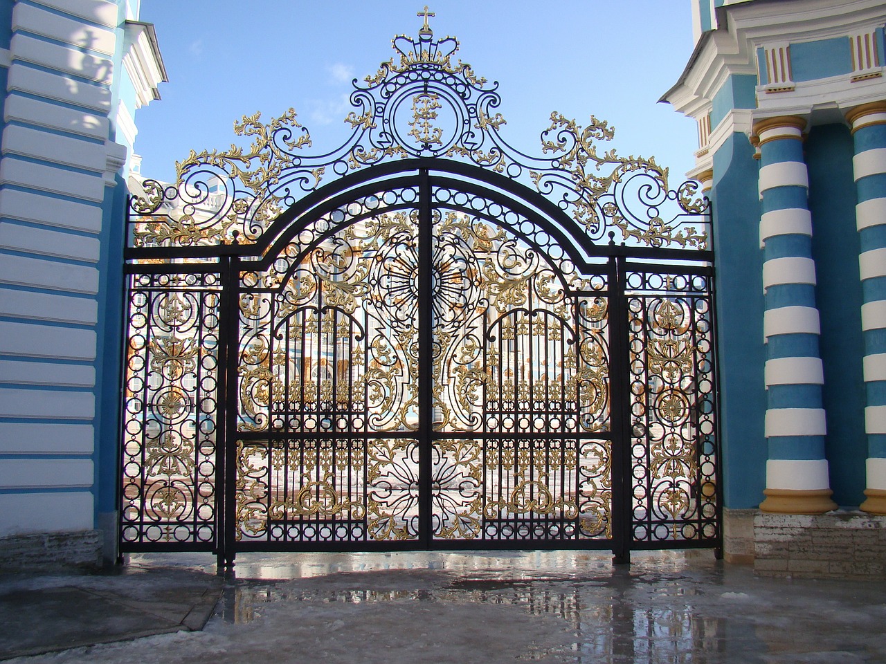 the palace ensemble tsarskoe selo russia gate free photo