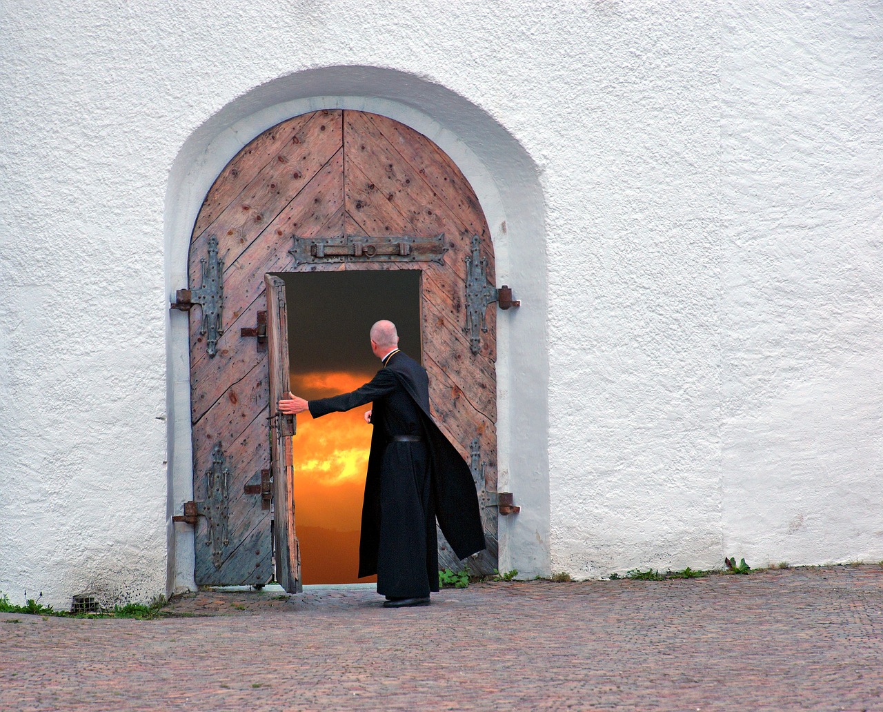 the parish priest door hell free photo