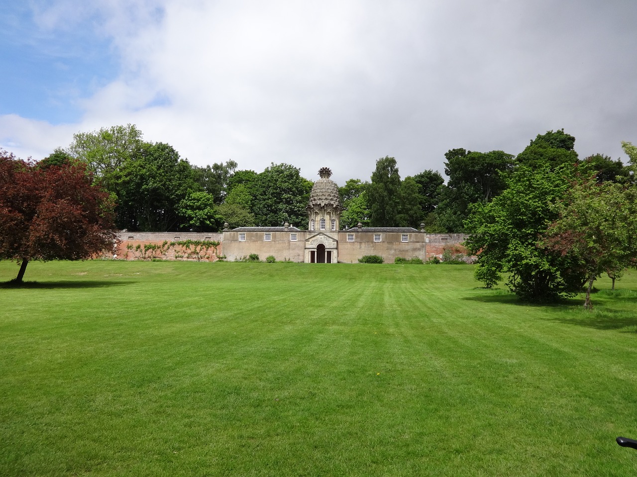 the pineapple the pine apple house airth free photo