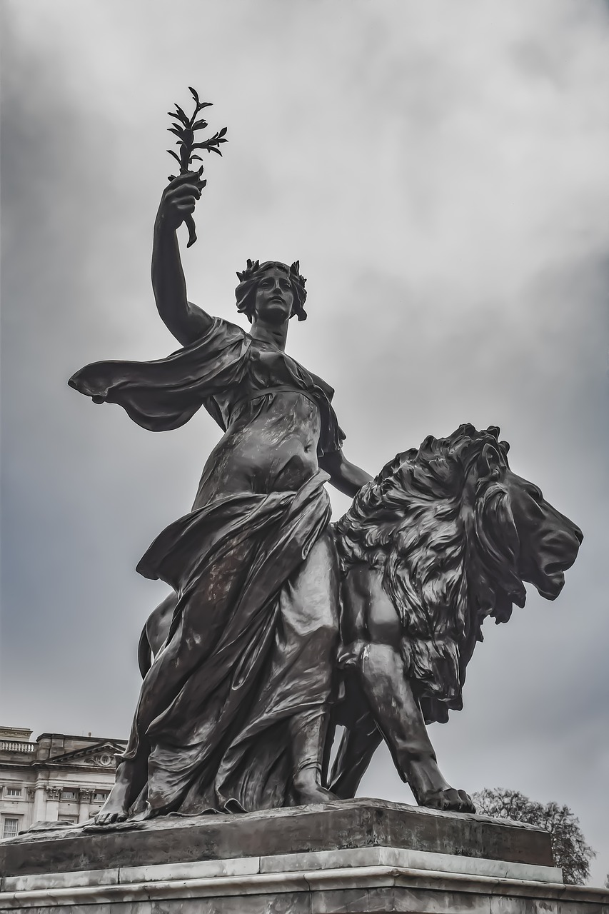 the queen victoria memorial  buckingham palace  england free photo