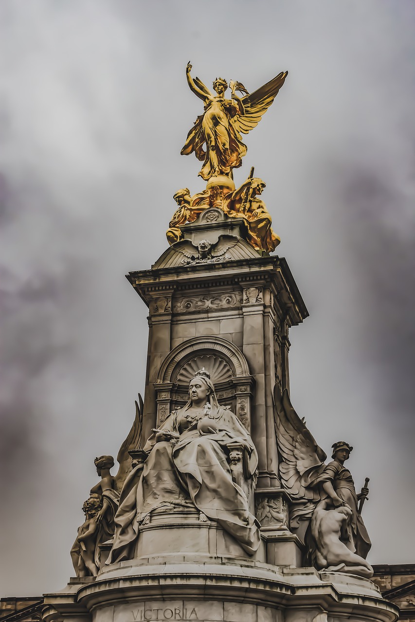 the queen victoria memorial  buckingham palace  england free photo