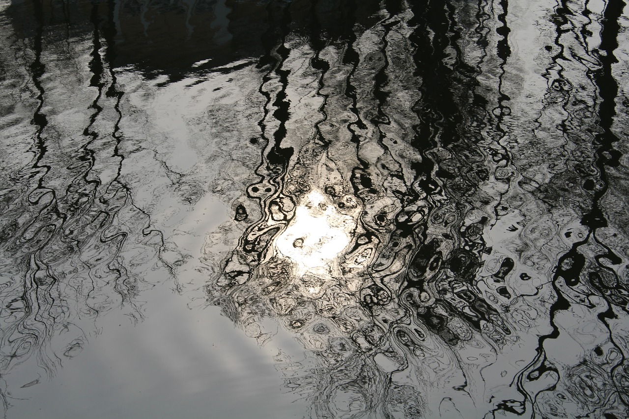 the reflection of the sun water reflection free photo