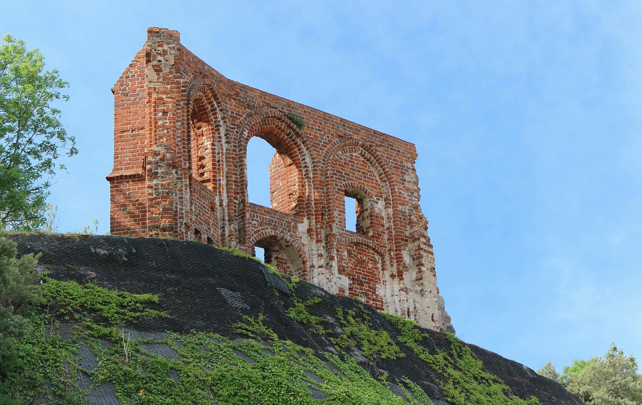 the ruins of the monument old buildings free photo