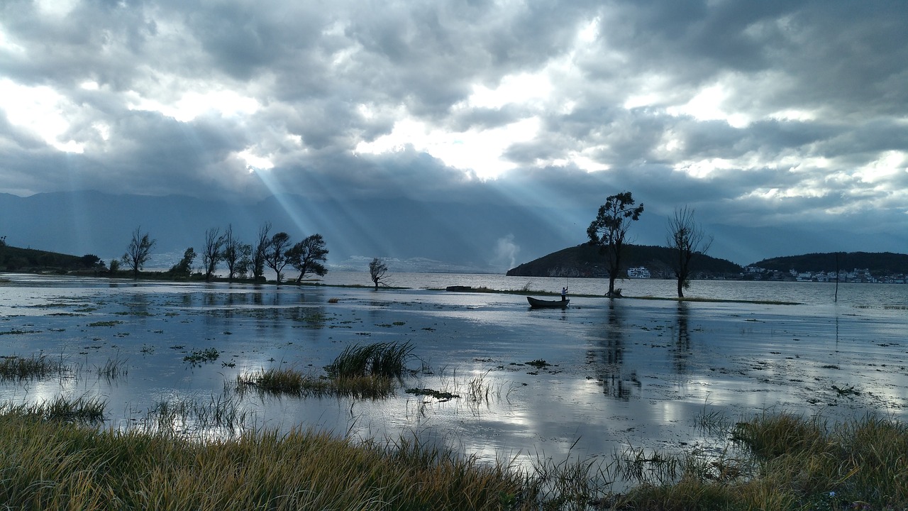 the scenery erhai lake lijiang free photo