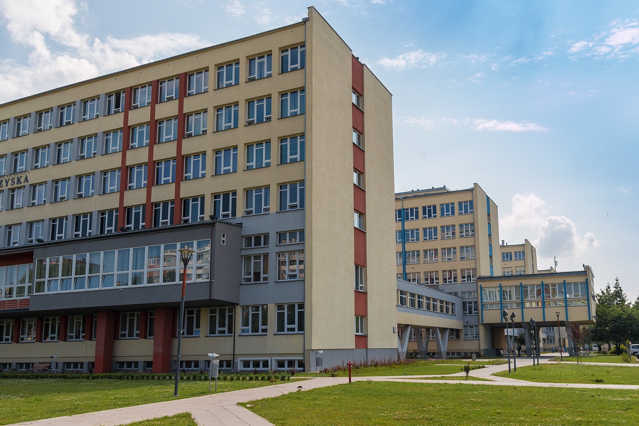 the university school kielce free photo