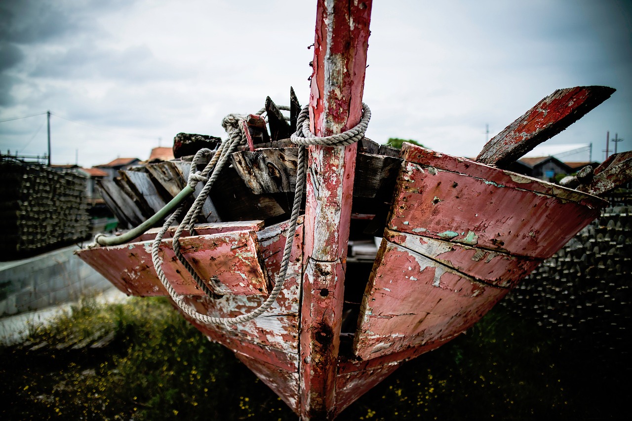 things boat wreckage free photo