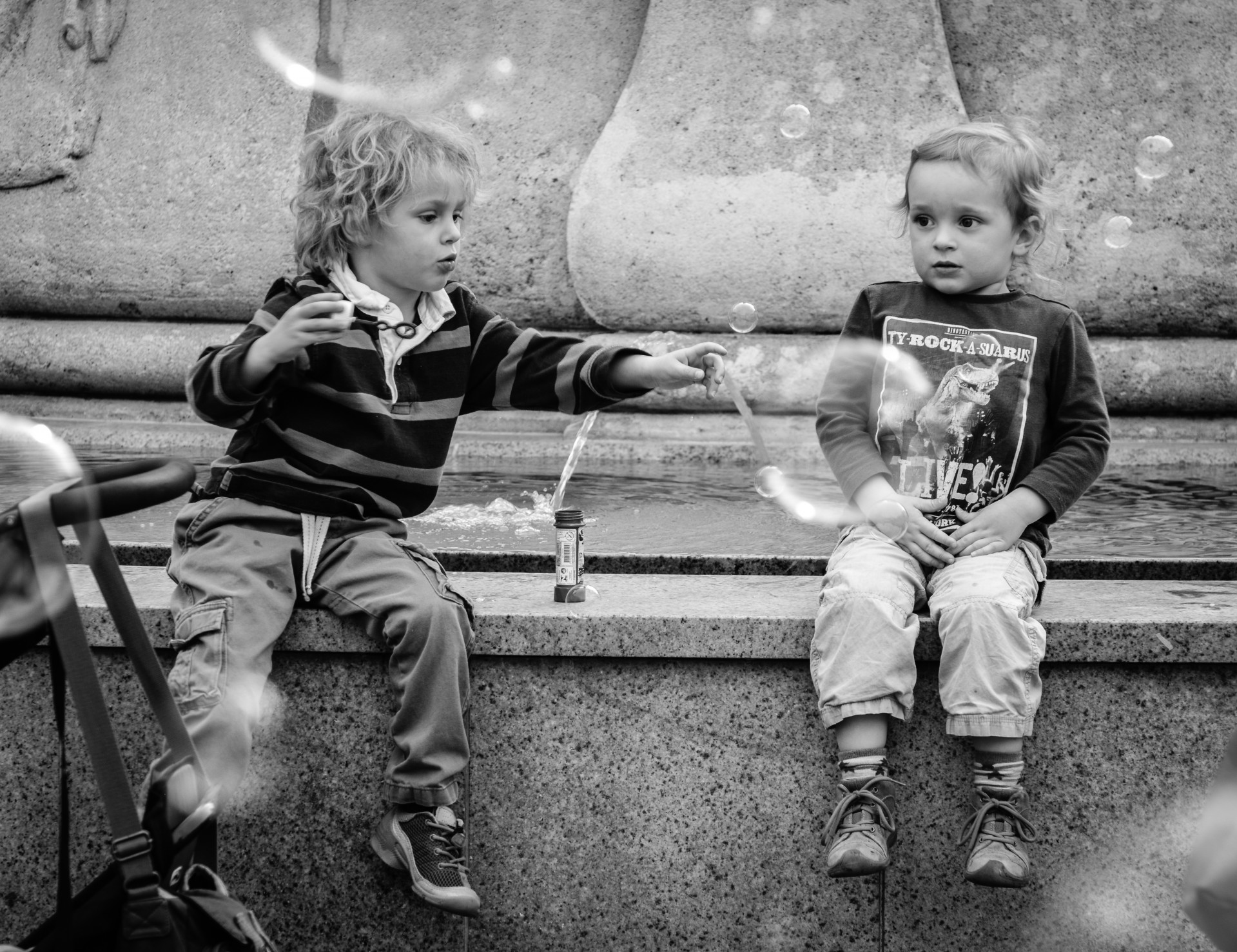 boy girl bubbles free photo