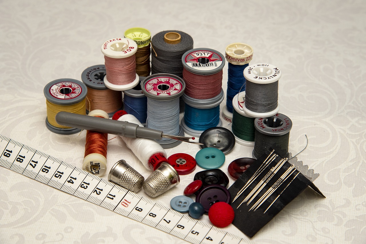 thread  needle  buttons free photo