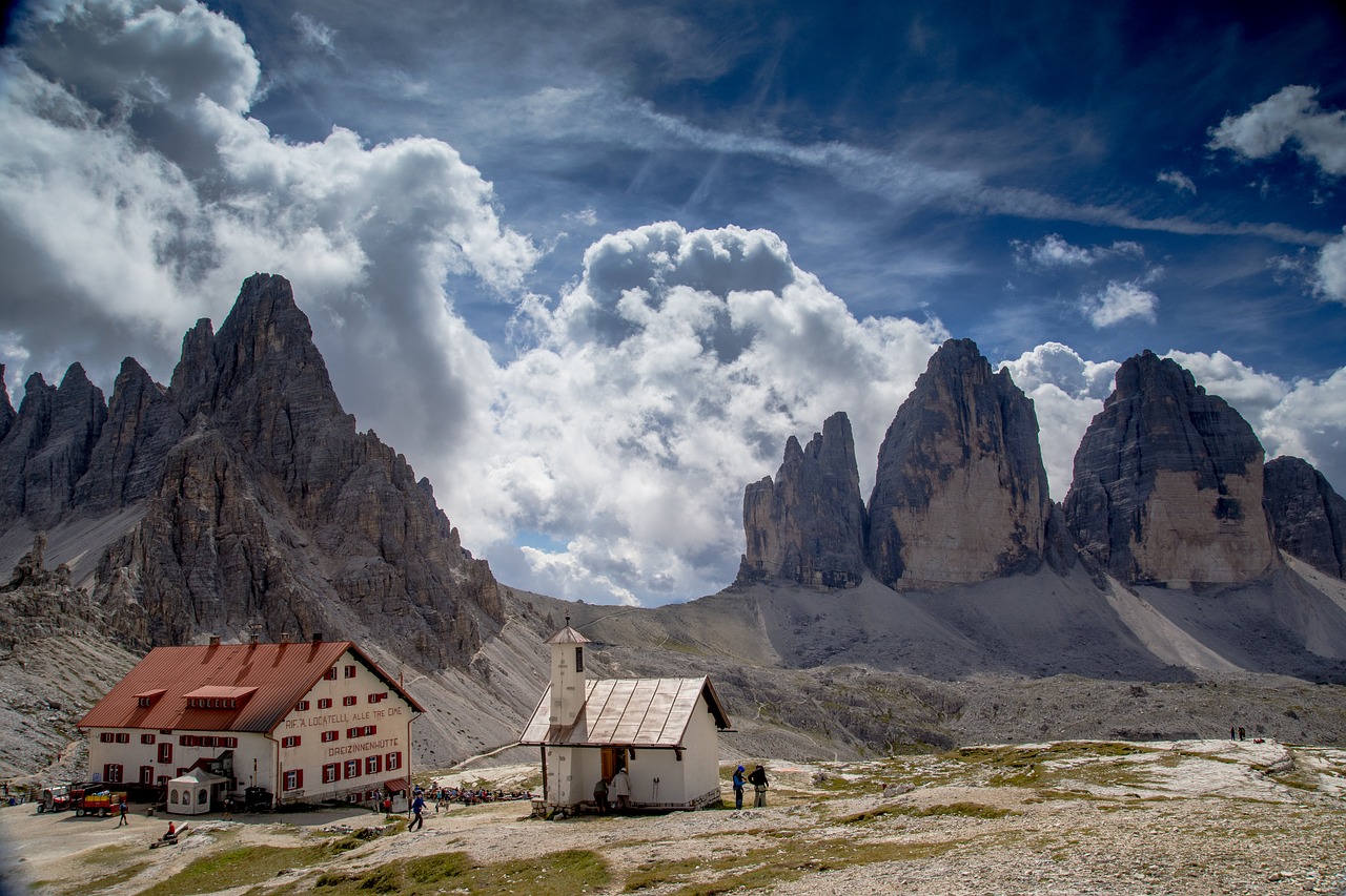 three peaks of lavaredo hut dolomites drei zinnen hut free photo