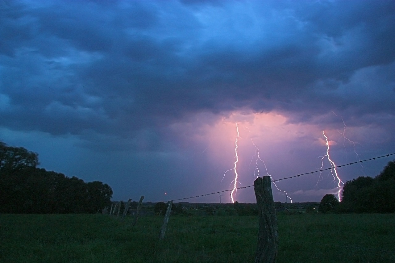 thunderstorm flashes lightning weft free photo