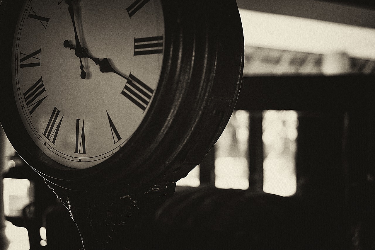 Watch the time. Часы черно белые. Старые часы. Старинные часы четыре часа. Старинные уличные часы.