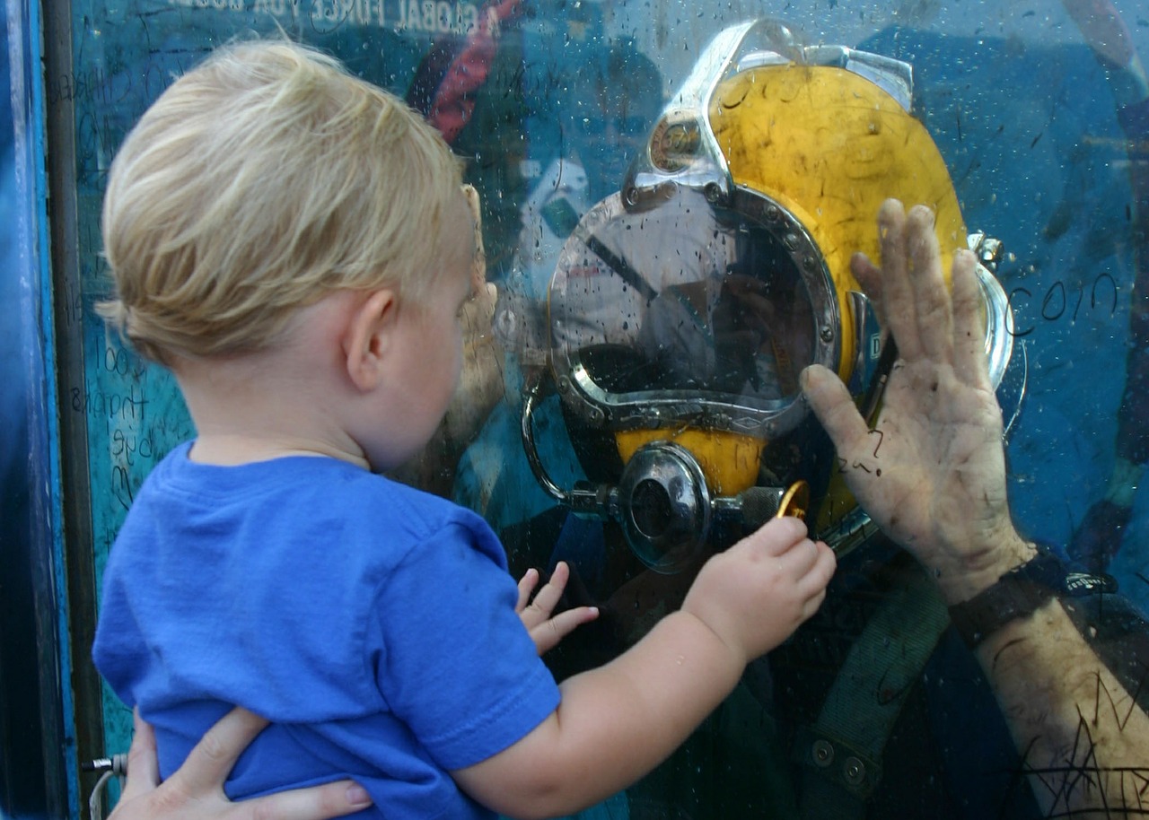 toddler scuba diver glass tank free photo