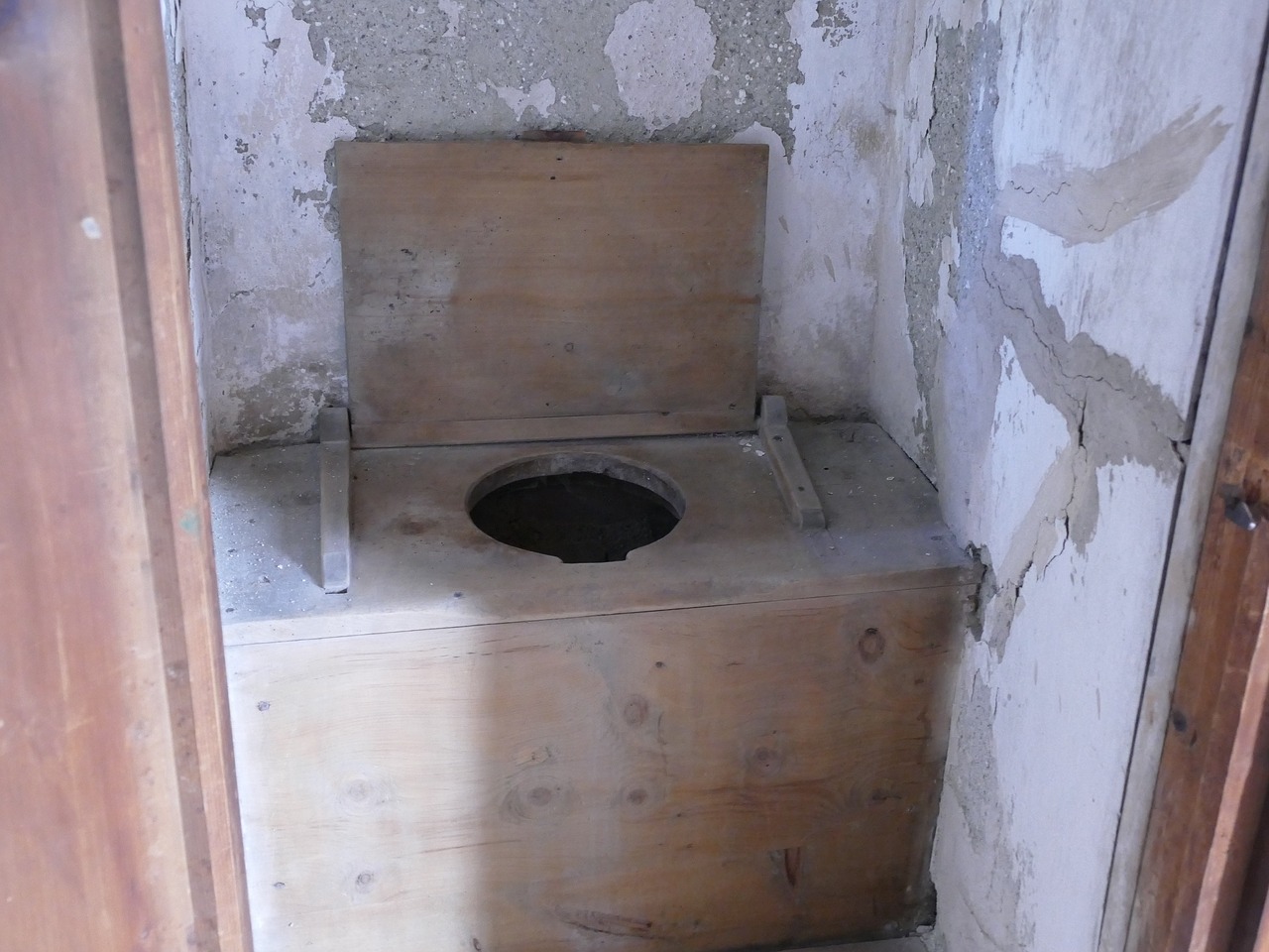 toilet primitive castle free photo