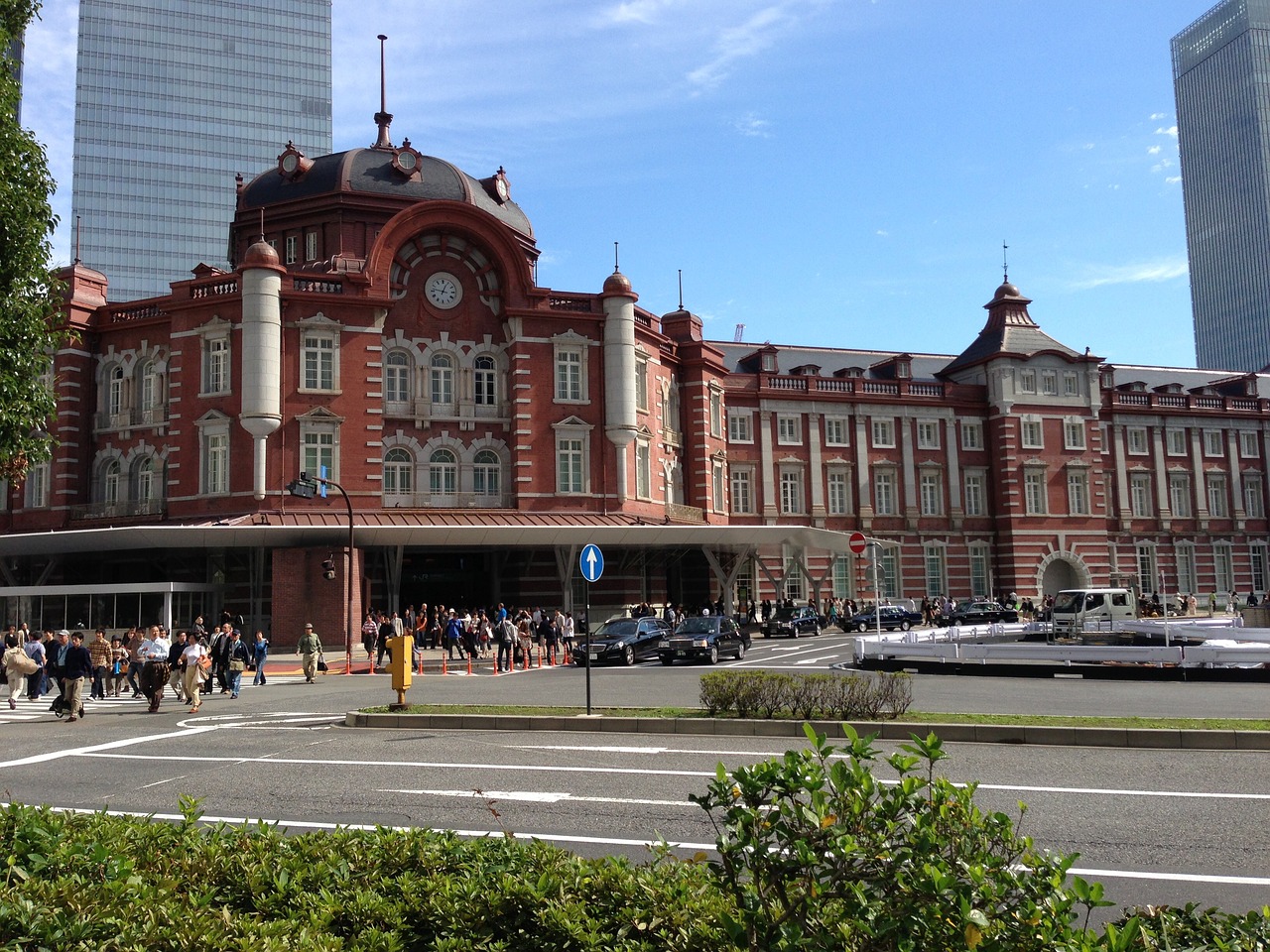 Tokyo station. Железнодорожный вокзал Токио. Вокзал в Токио 1914-Тацуно кинго. Центральный вокзал Токио. Токийский Железнодорожный вокзал.