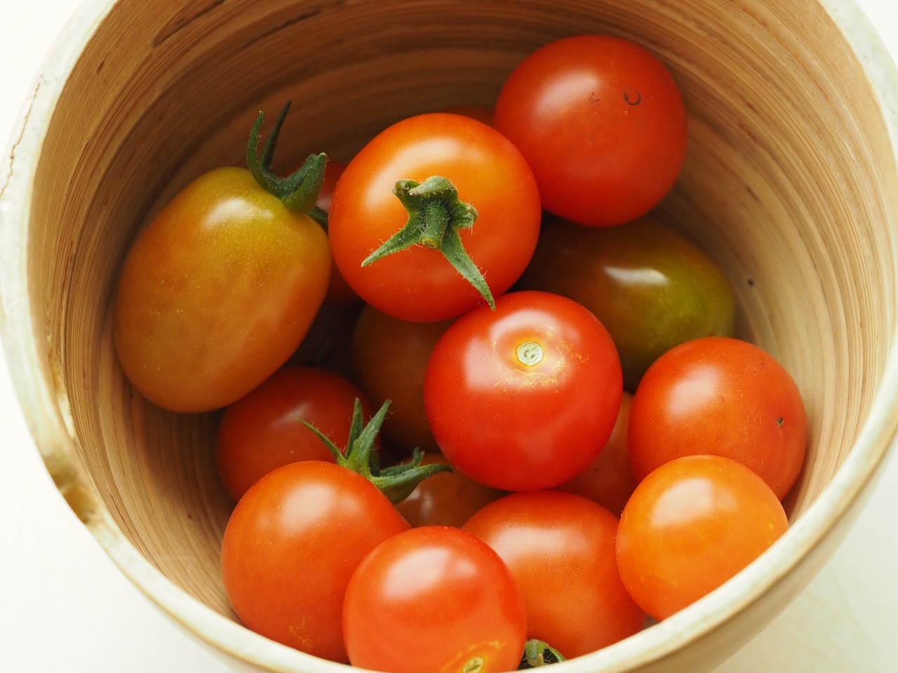 tomato tomatoes wooden free photo