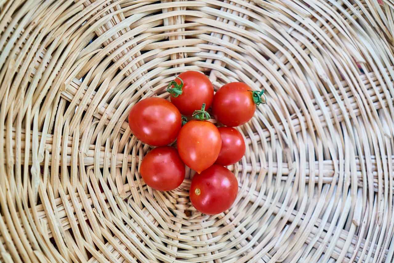 tomato  basket  food free photo