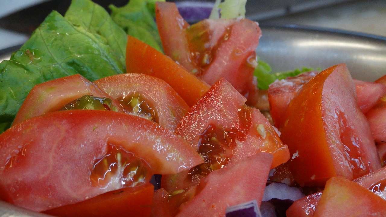 tomato  lettuce  salad free photo