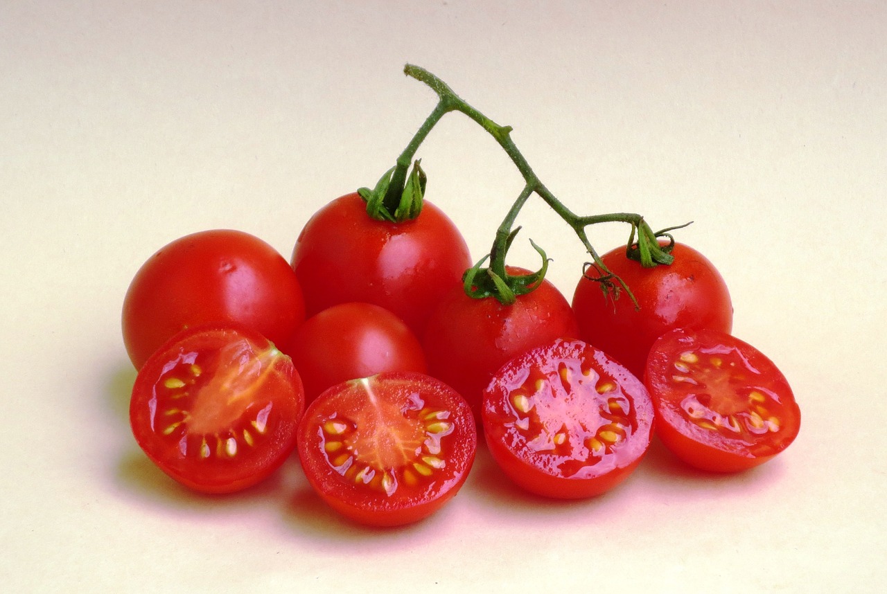 tomato fruit vegetable cut free photo