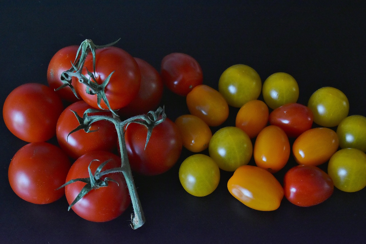 Желтые и красные томаты