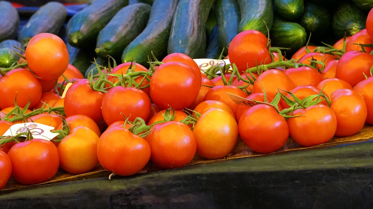 tomatoes  market  vegetables free photo