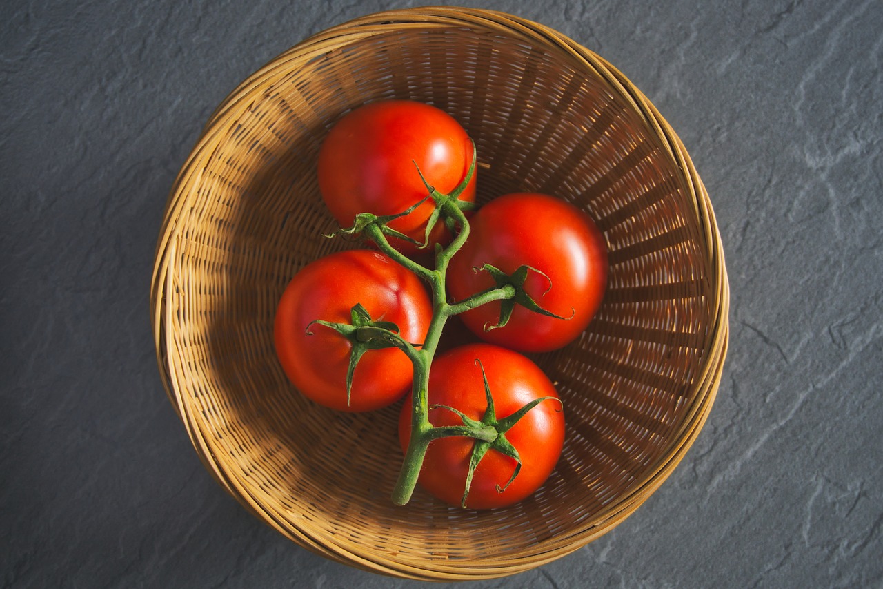 tomatoes  basket  vegetables free photo