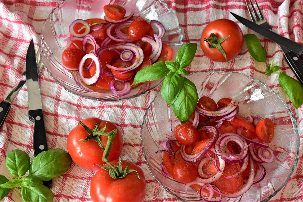 tomatoes  tomato salad  onion free photo